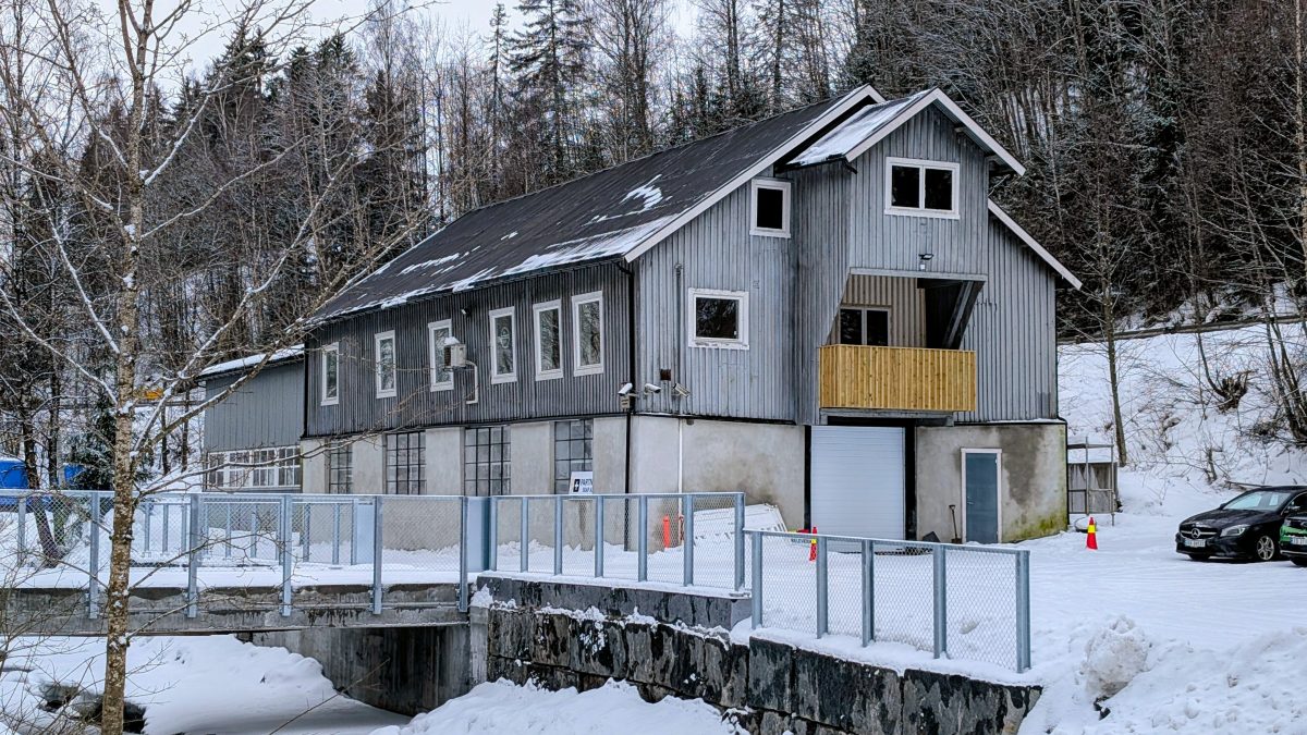 USIKKER FRAMTID: I disse lokalene i Vikavegen 4 planlegger foreningen Festningen et mekkeverksted for ungdom. Selv om lokalet er godt egnet og utstyret delvis finansiert, innstiller kommunedirektøren nå på avslag til driftsstøtte på grunn av kommunens stramme økonomi.